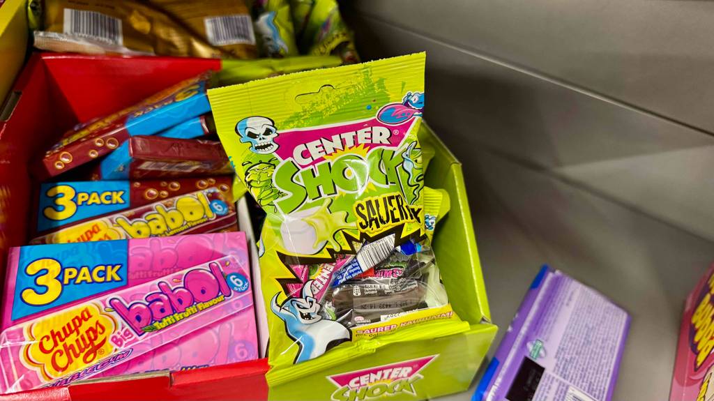 Kinder-Kaugummi getestet: Kinder-Kaugummis liegen in einem Karton.