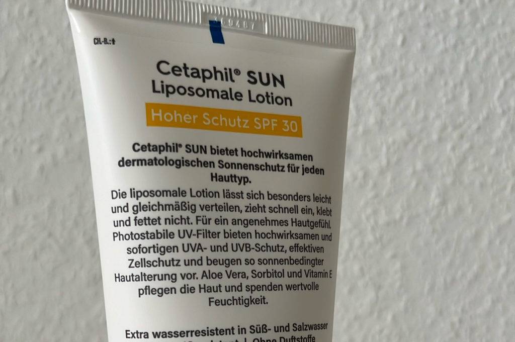Daylong-Sonnencreme getestet: Eine Tube von hinten auf einer hellen Fläche.