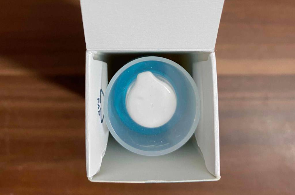 Retinol-Serum getestet: Eine geöffnete Packung mit einem Fläschchen als Inhalt von oben.