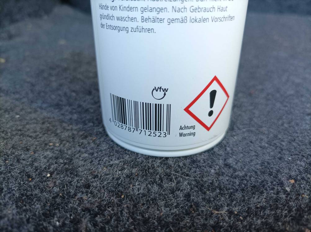 Frischwassertank-Reiniger getetet: Detailaufnahme der Warnhinweisen auf der Packung.