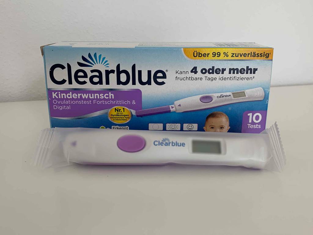Verpackung von Ovulationstest und digitaler Stick eingepackt daneben liegend.