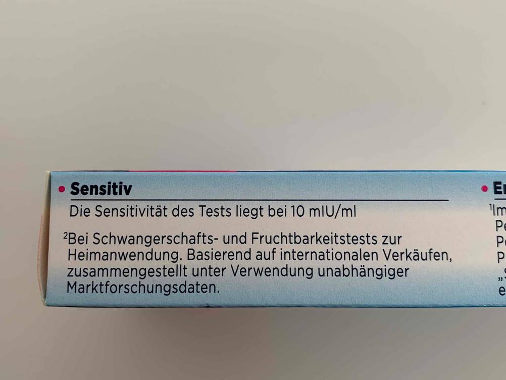Getesteter Schwangerschaftstest in Verpackung mit Hinweisen zum Artikel.