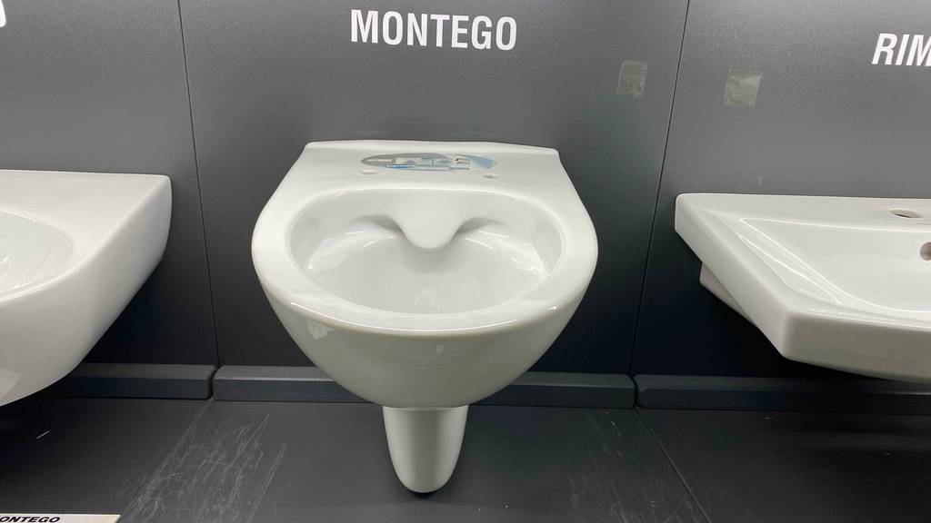 Wand-WC im Test: ein weißes Wand-WC mit Produktnamen Montego ist in einem Geschäft ausgestellt.