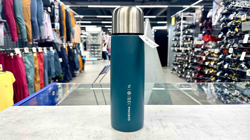 Die blaue Isolierflasche-1-Liter, die getestet wurde steht in einem Geschäft.