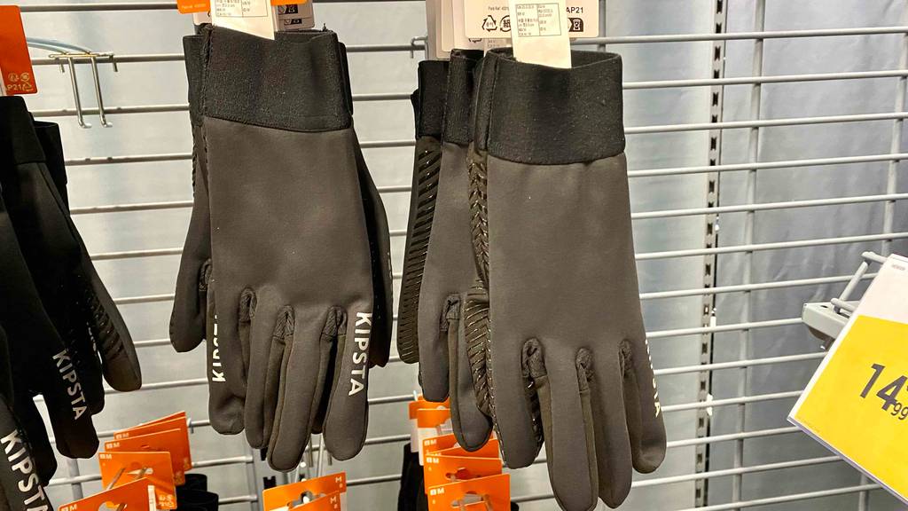 Touchscreen-Handschuhe im Test: Touchscreen-Handschuhe hängend in einem Regal.