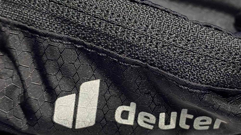 Fahrrad-Lenkertaschen getestet: Detailaufnahme Logo und Reisverschluss.