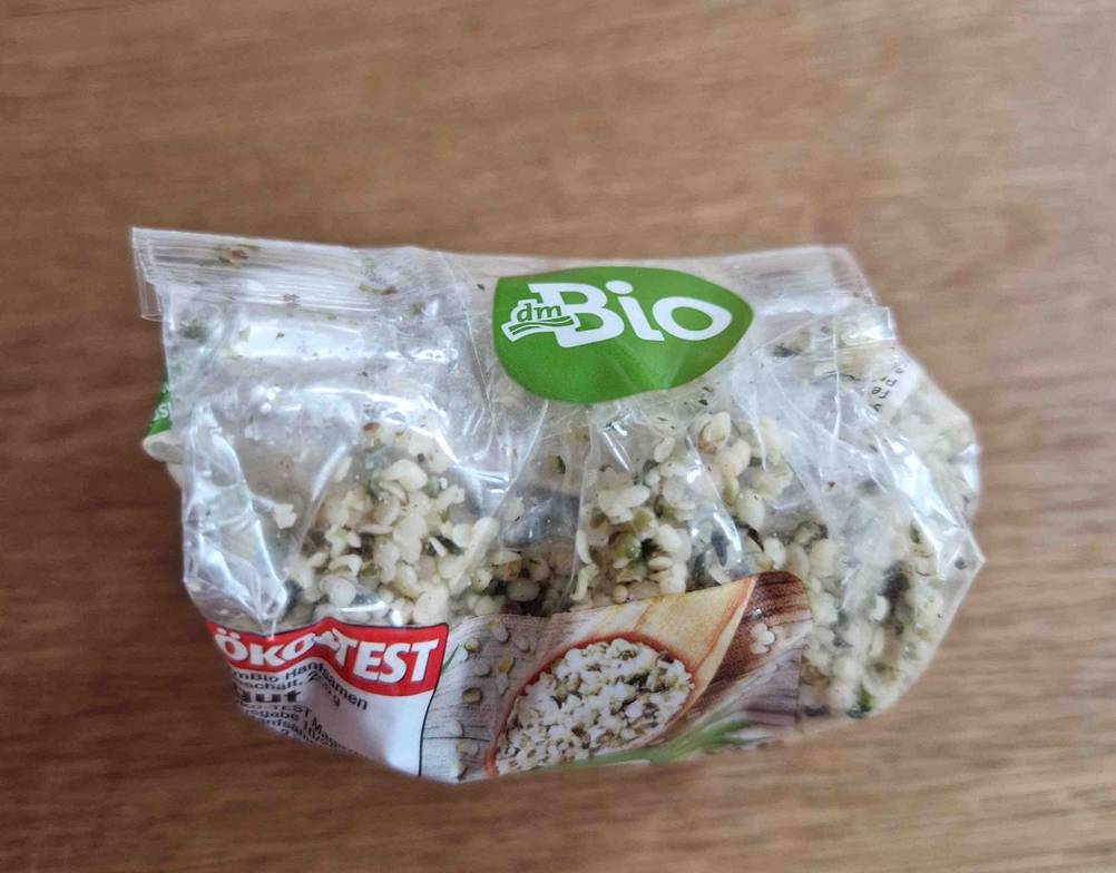Hanfsamen getestet: Eine angebrochene Packung Hanfsamen mimt Klebeband verschlossen.