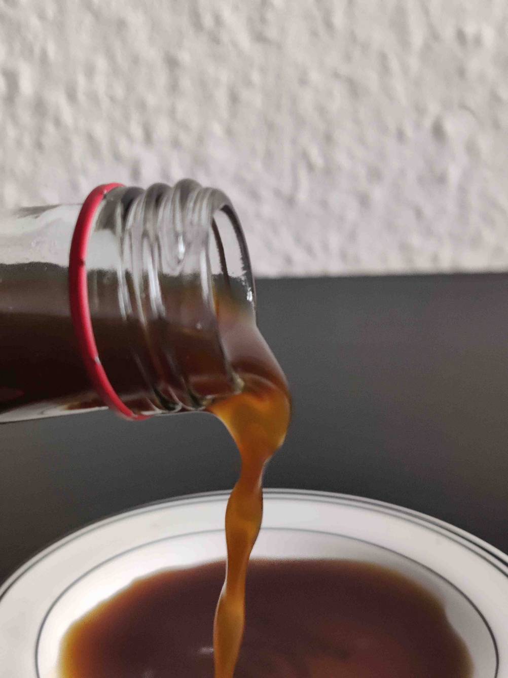 Im Test: Nahaufnahme wie Sauce in einen Teller geschüttet wird.