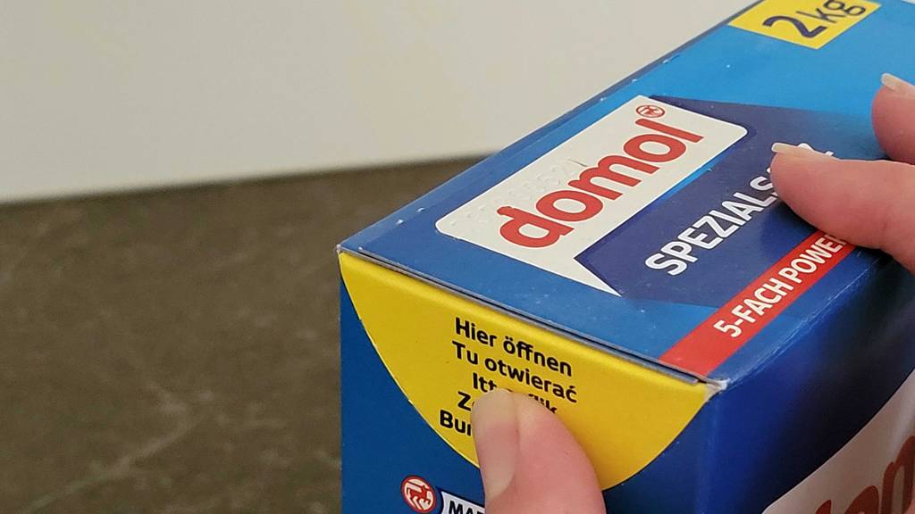 Spülmaschinensalz im Test: Verschluss eines Spülmaschinensalzes wird geöffnet.