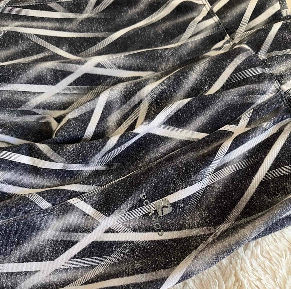 Shape-Leggings im Test: Nahaufnahme des Materials einer Shape-Leggings mit Markenaufschrift ersichtlich.