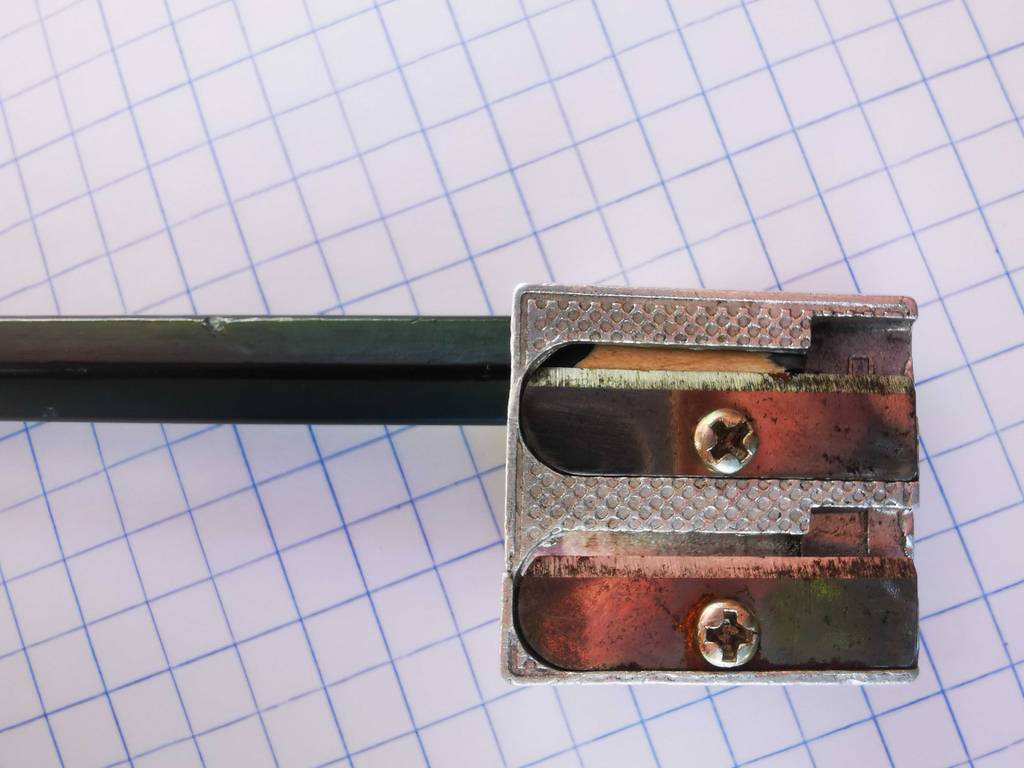 Doppel-Anspitzer im Test: Ein Modell aus Metall mit einem angespitzten Stift liegt auf dem Rechnerpapier.