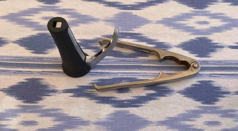 Nussknacker im Test: Zwei Nussknacker auf einer blauweißen Tischdecke