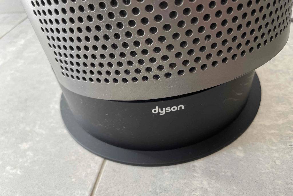 Detailansicht auf den Standfuß eines getesteten Dyson-Ventilators.