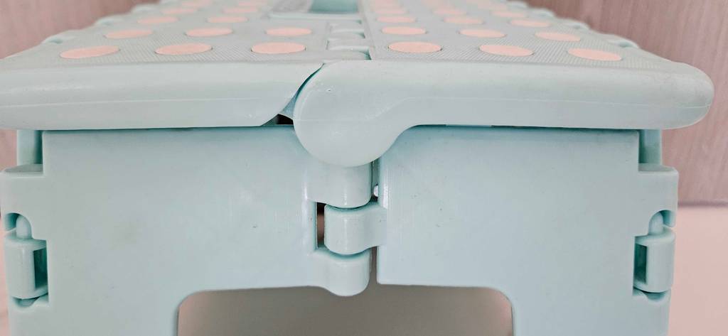 Tritthocker für Kinder getestet: Detailaufnahme Schaniere.