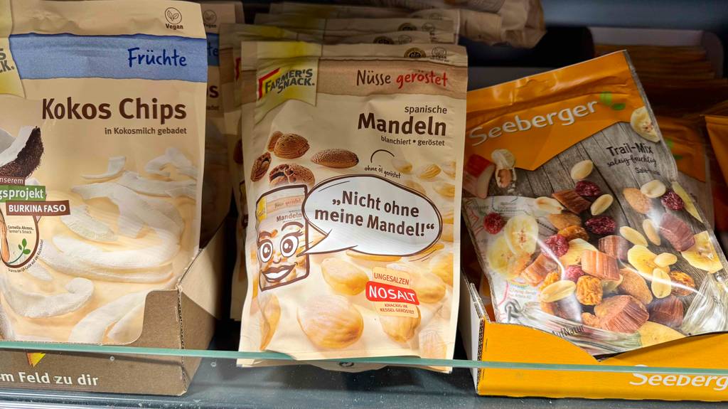 Getestet: Mehrere Packungen Mandeln befinden sich in einem Regal neben anderen Lebensmitteln.