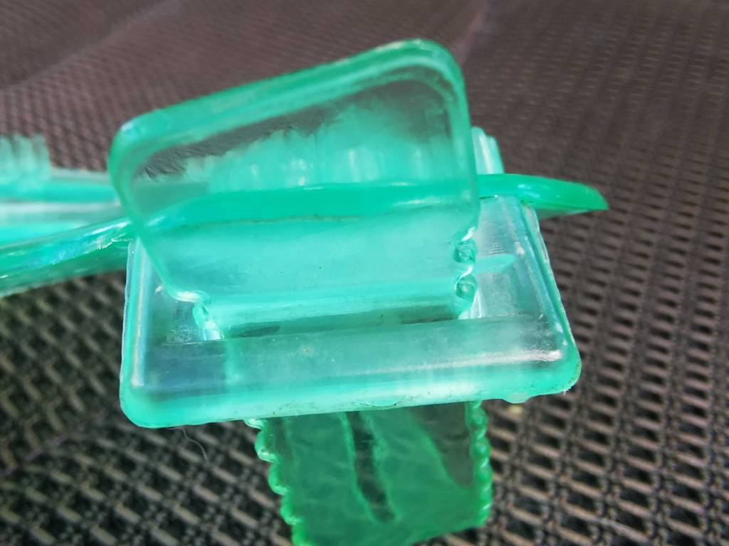 Nahaufnahme des Verschlusses am Armband des getesteten Fellpflege-Handschuhs.