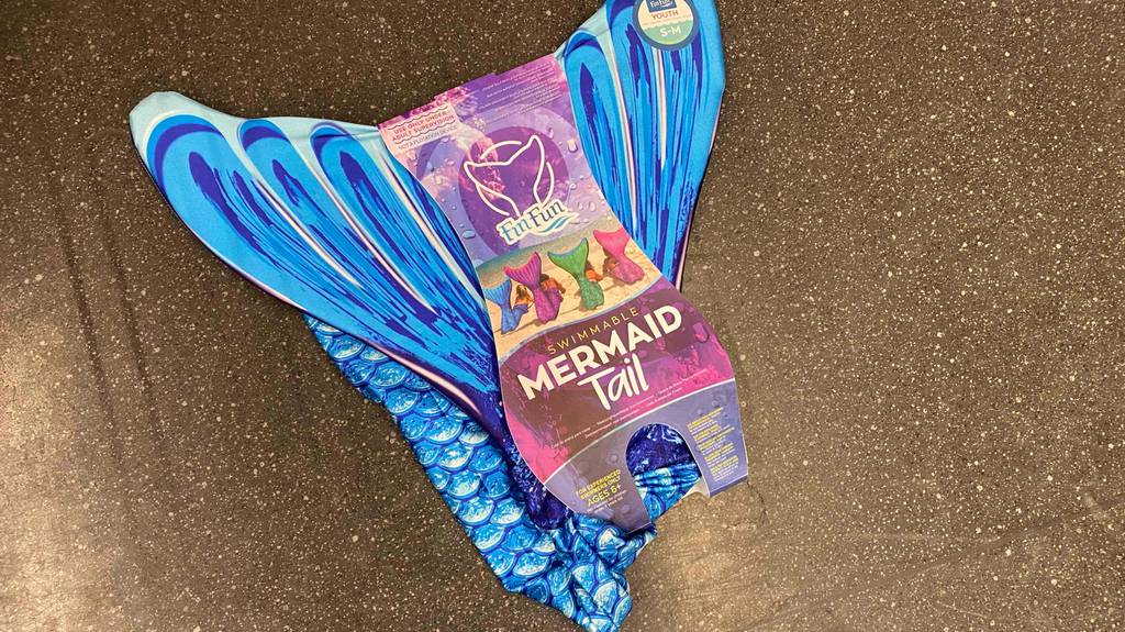 Im Test: Auf einem Boden liegt eine verpacktes Meerjungfrauen-Flosse für Kinder.