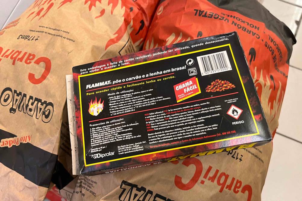 Im Test: Eine Packung Kohleanzünder liegt auf zwei Säcken Kohle