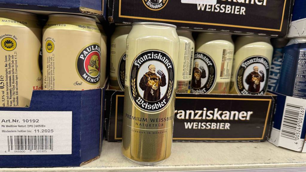 Test: Eine Dose des deutschen Biers steht vor den Kartons worin sich weitere Biere befinden.