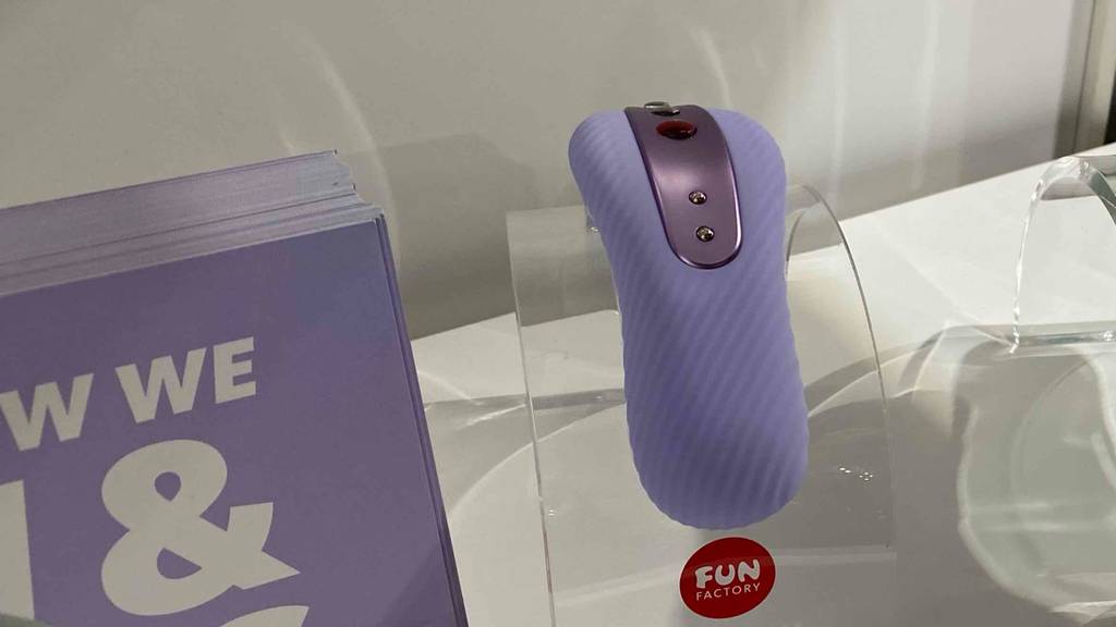 In einem Regal befindet sich auf einem Acrylständer ein getesteter Auflegevibrator.
