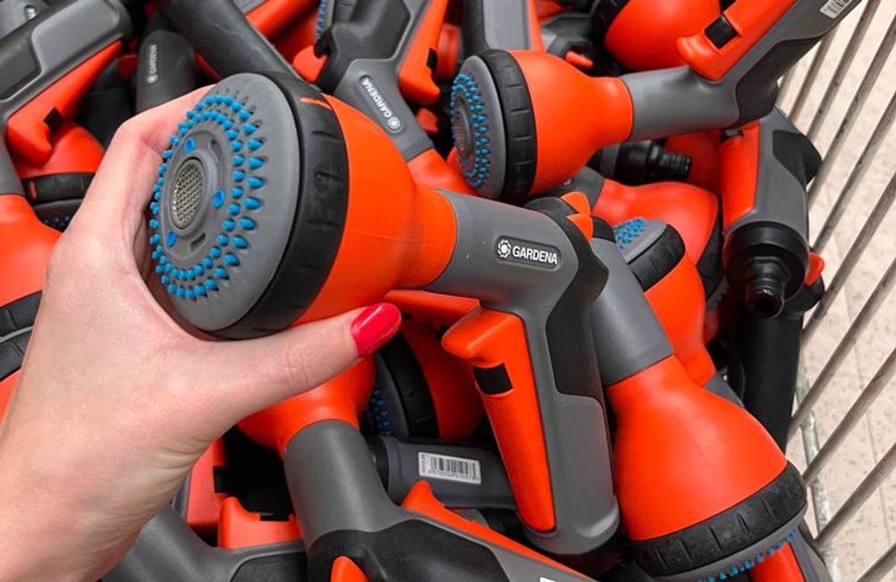 Putzpistole getestet: mehrere Orange-graue Putzpistolen in einem großen Korb.