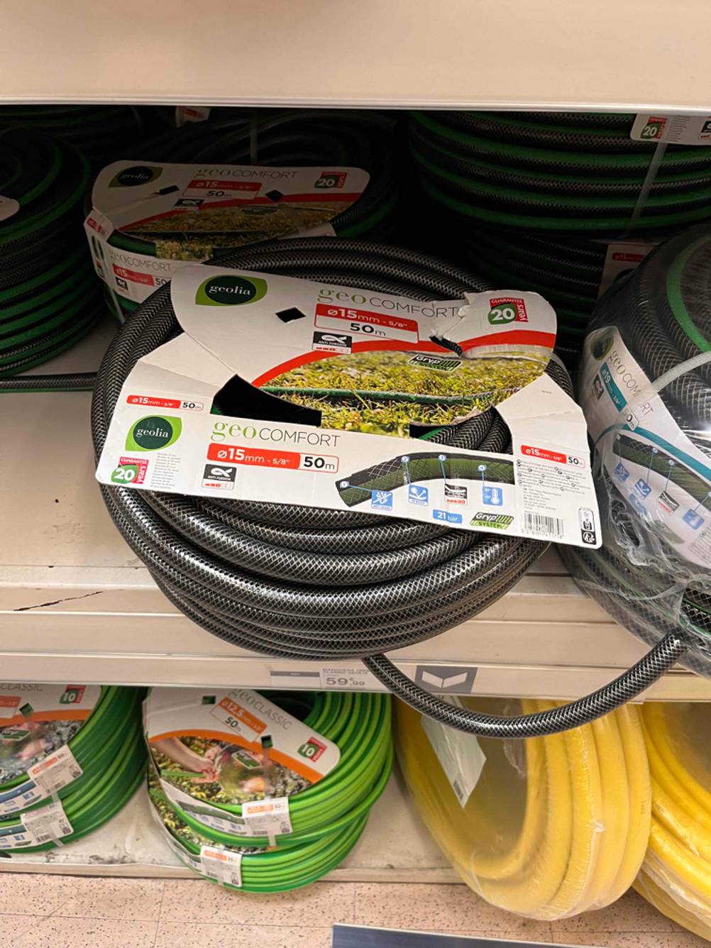 Gartenschläuche 3/4 Zoll 50m im Test: Mehrere Gartenschläuche nebeneinander im Regal