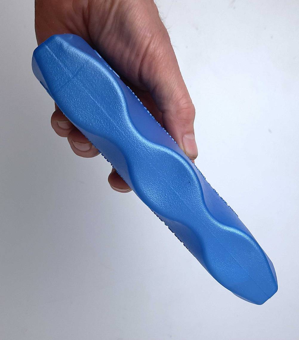 Seitenansicht des getesteten Gel-Kühlakkus, welcher leicht gewellt an den Seiten ist. 