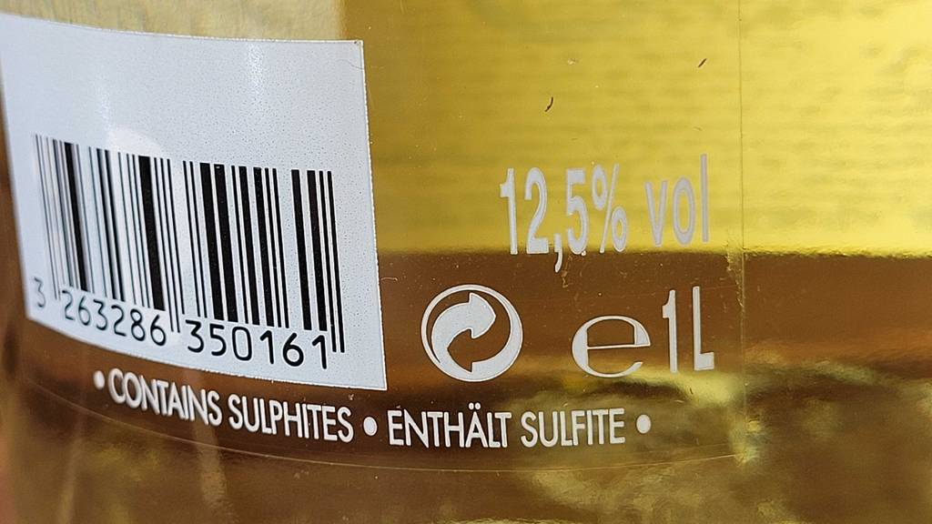 Weißwein im Test: Nahaufnahme eines Teiles der Weißweinflasche mit 12,5 % Alkoholgehalt.