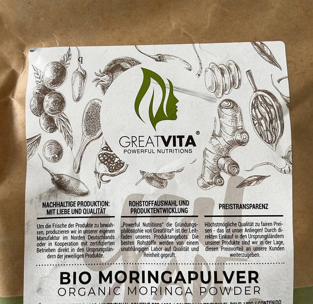 Moringa-Pulver getestet: Etikett von Verpackung eines Moringa-Pulvers in Nahaufnahme.
