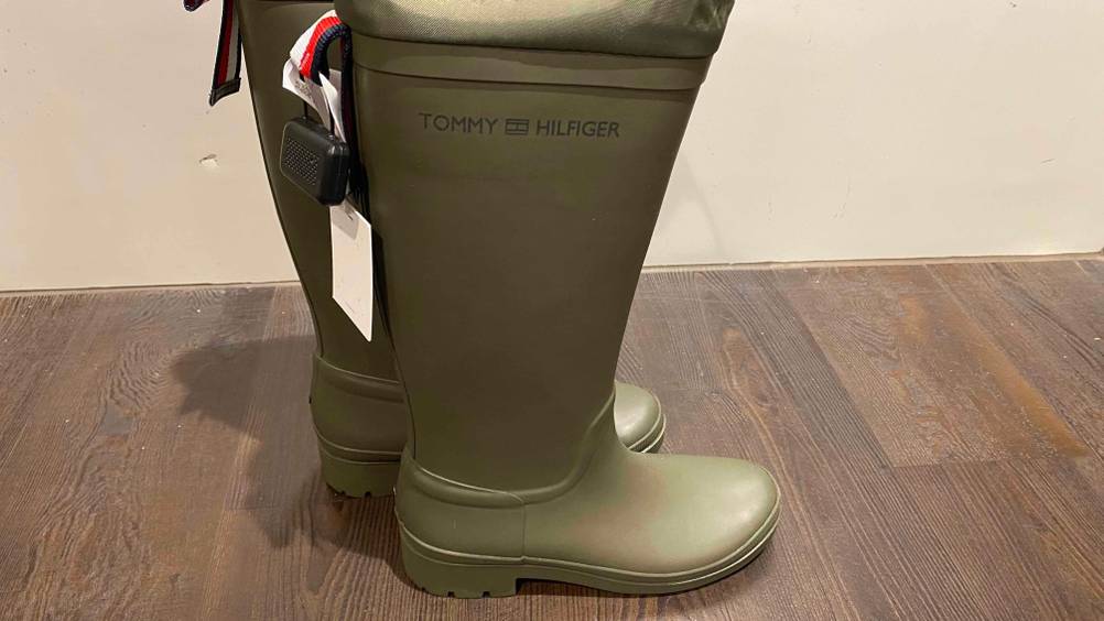 Gummistiefel für Damen-Test: Gummistefel von Tommy Hilfiger von der Seite auf einem Boden stehend.