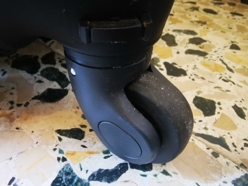 Nahaufnahme der einfachen Rolle an einem getesteten Handgepäck-Koffer.