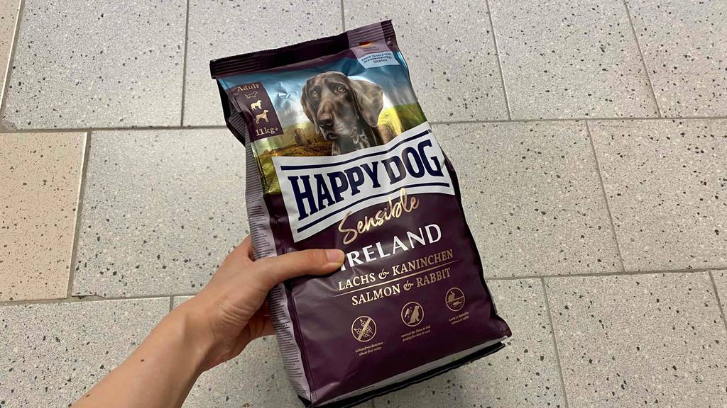 Happy-Dog-Hundefutter im Test: Happy-Dog-Hundefutter Sorte Sensible - Lachs und Kaninchen in der Hand.