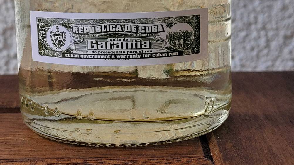 Im Test: Detailaufnahme des Labels Garantia einer Flasche weißen Rums.
