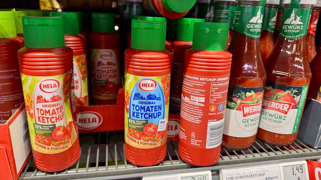 Mehrere Flaschen des getesteten Hela-Ketchups stehen in einem Regal.