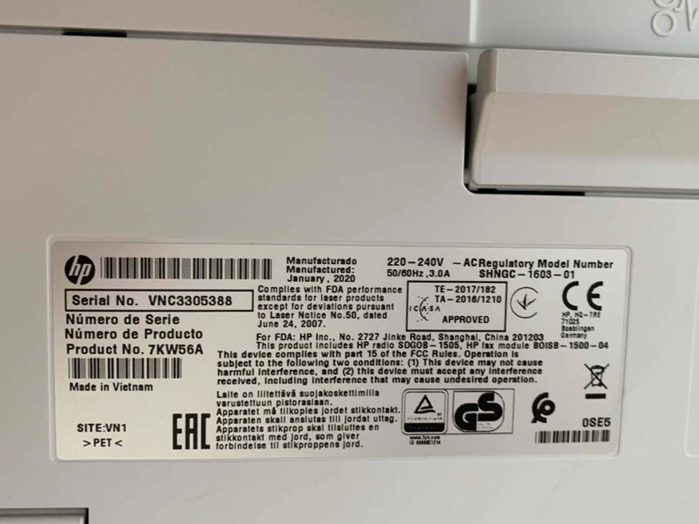 Detailaufnahme Infoplakette eines getesteten Farblaserdruckers.