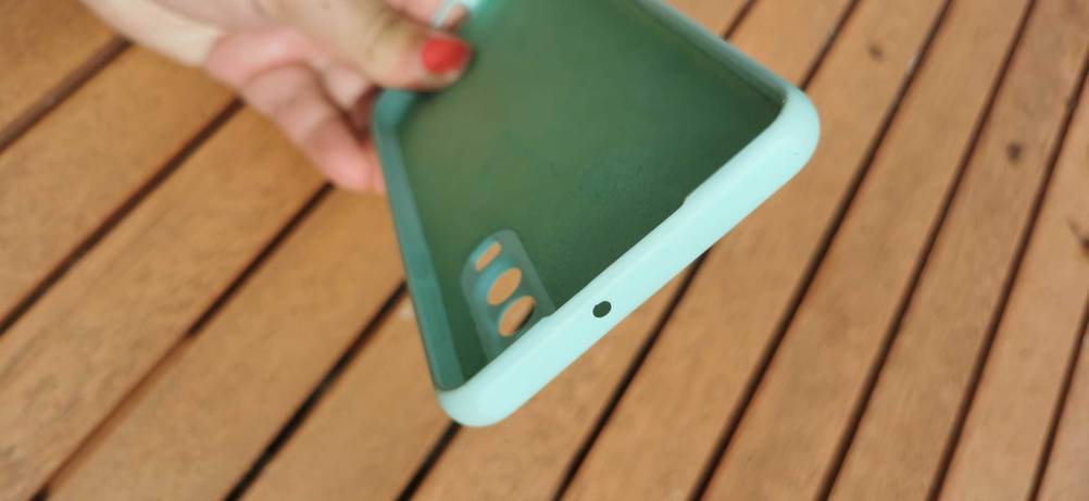 Im Test: Nahaufnahme der Ausssparung einer Huawei-P30-Hülle oben.