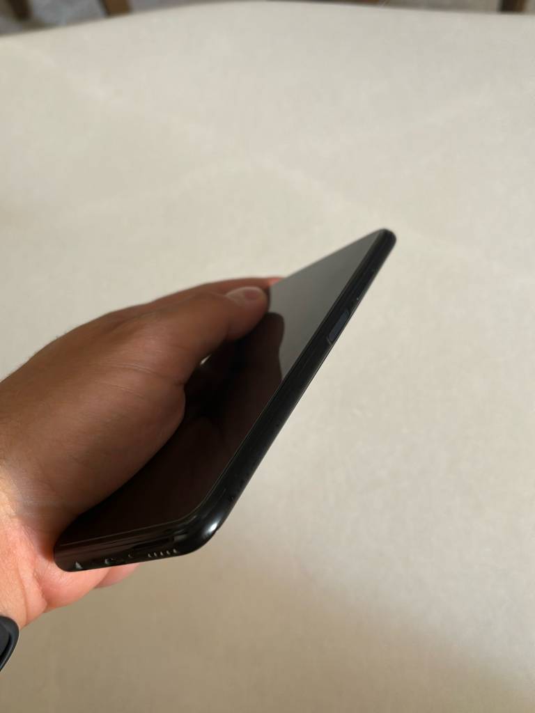 Smartphones mit großem Display im Test: Smartphone wird in der Hand gehalten mit Blick auf die rechte Seite des Handys.