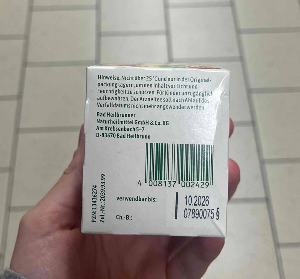Die Verpackung des getesteten Hustentees wird in der Hand gehalten, während die Hinweise auf der Packung ersichtlich sind.