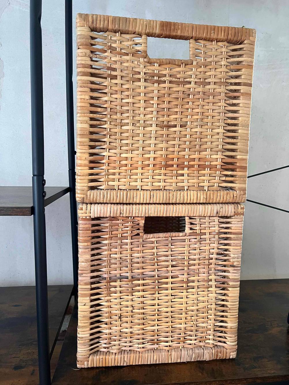 Im Test: Zwei Holzkörbe übereiander vor einer hellen Wand.