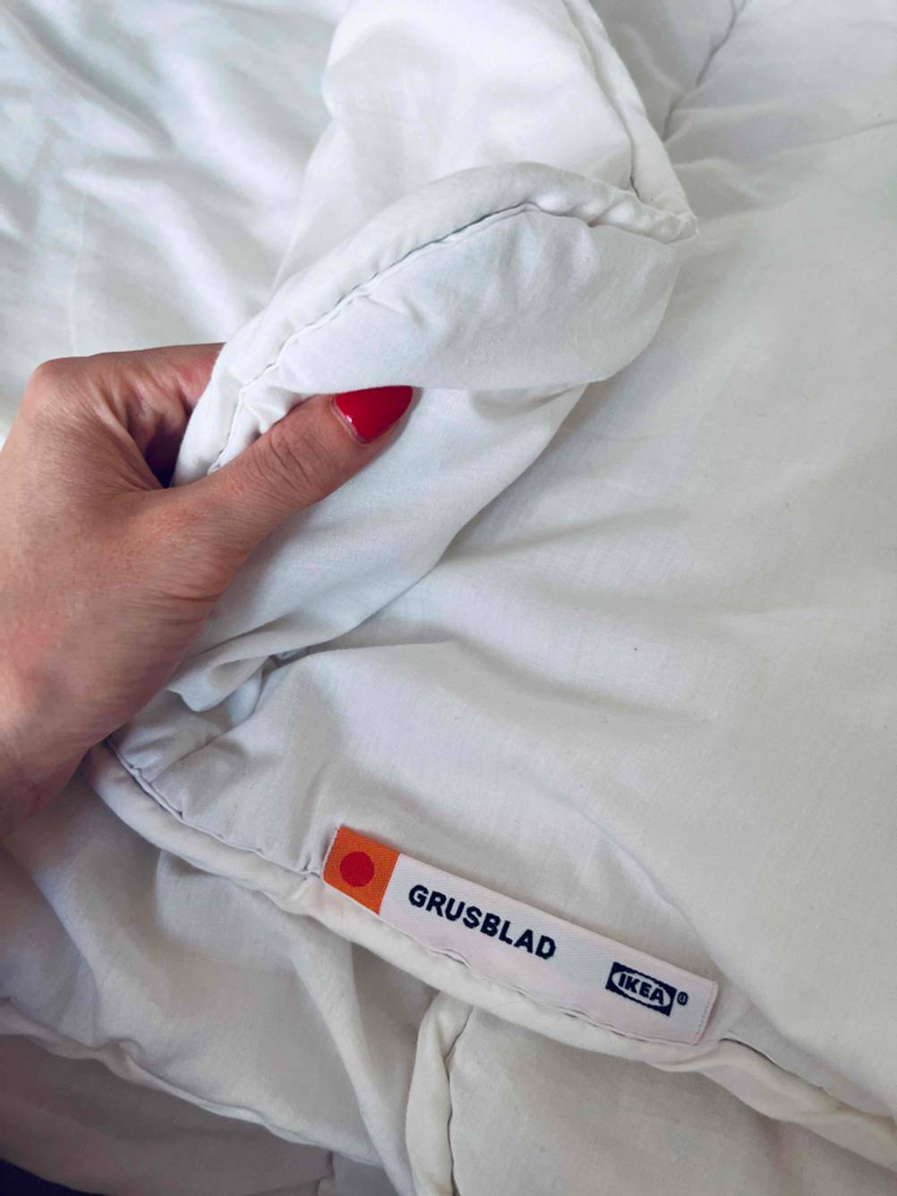 Bettwaesche getestet: Eine Hand greift eine Decke