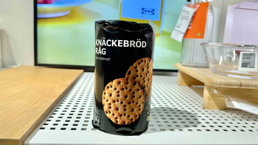 Schwedisches Knäckebrot im Test: Eine Packung des Knäckebrots steht auf einer Ablage.