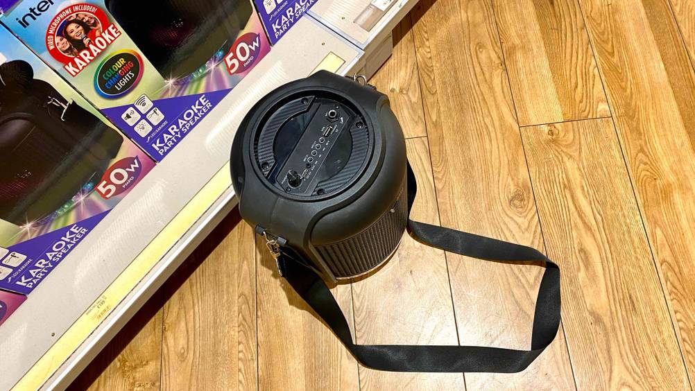 Karaoke-Anlage im Test: eine Karaoke-Anlage mit schwarzem Gurt auf einem Boden stehend.