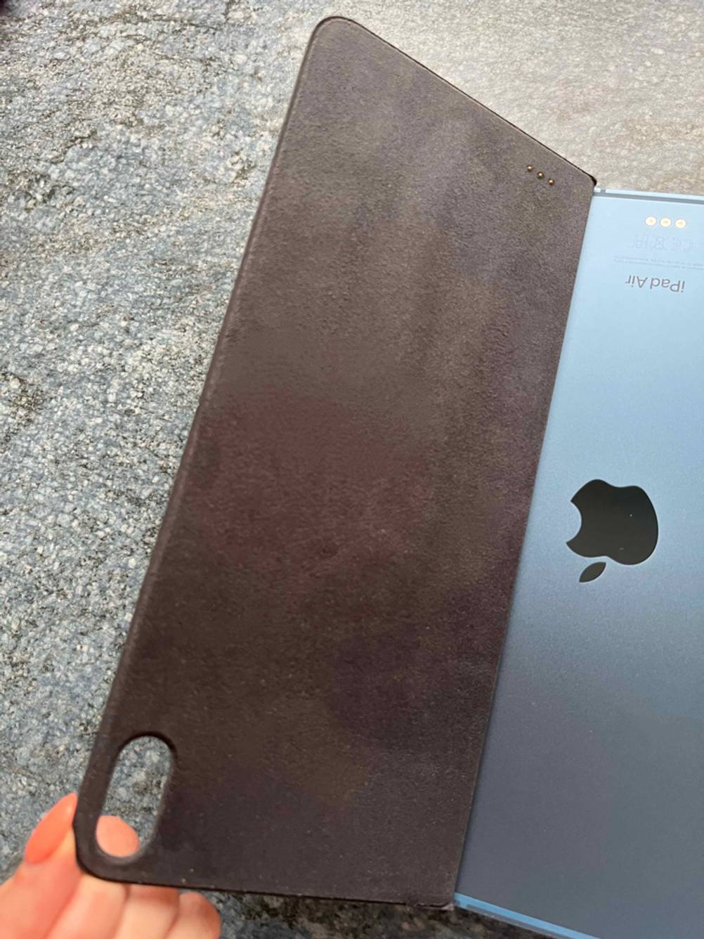 Im Test: Eine Hand hält die Klappe einer iPad-Tastatur leicht nach oben.