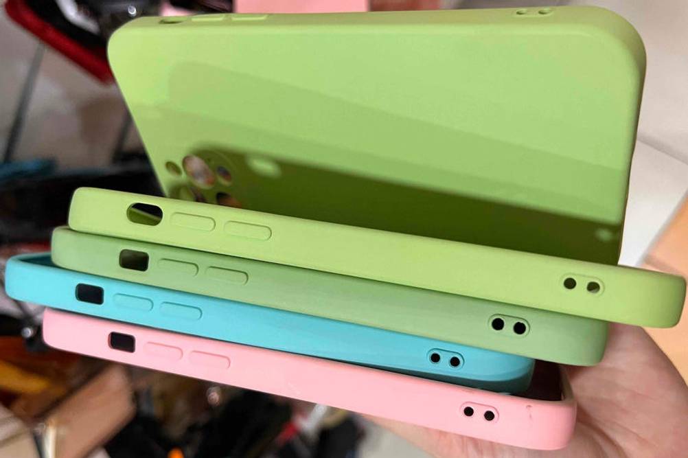Iphone-12-pro-max-Hülle-Test: Iphone-12-pro-max-Hüllen werden auf der Seite in verschiedenen Farben in der Hand gehalten.