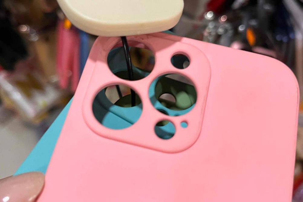 Iphone-12-pro-max-Hülle im Test: rosa Hülle von der Rückseite wird in der Hand gehalten.