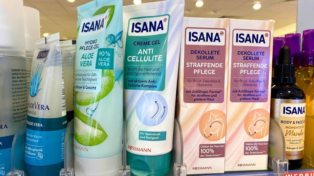 Cellulite-Creme getestet: eine Cellulite-Creme stehend neben anderen Pflegeprocukten in einem Regal.
