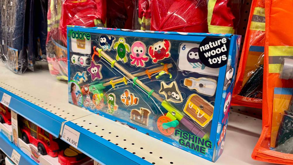 Das getestete Angelspiel steht in einem Regal.