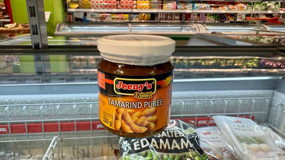 Tamari-Sauce, die getestet wurde steht auf einer Gefriertruhe in einem Geschäft.