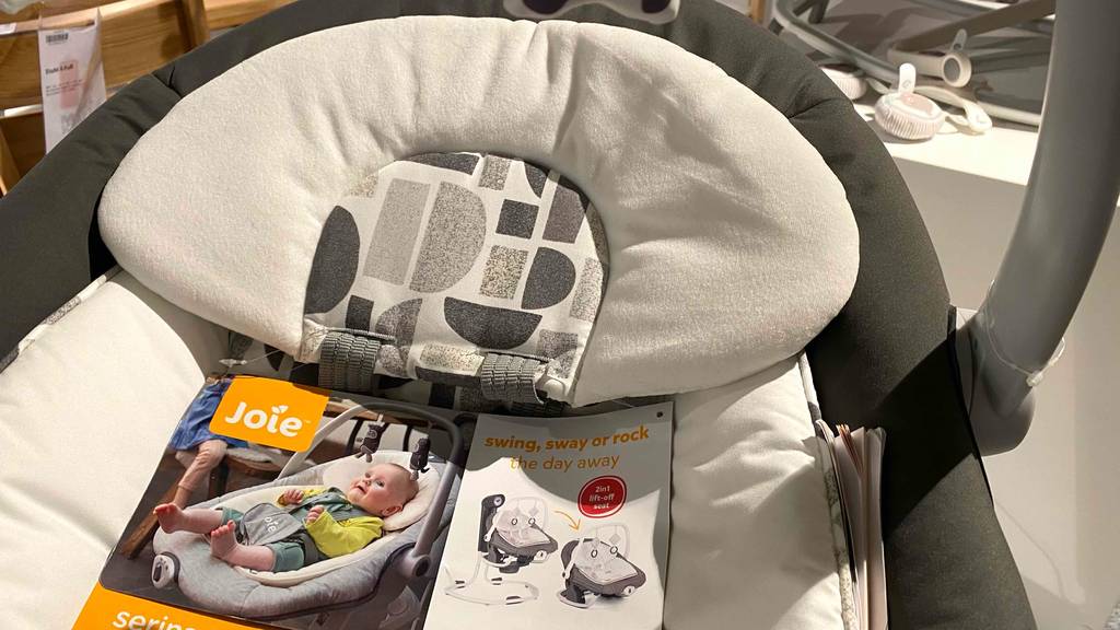 Elektrische-Babyschaukel-Test: Innenpolster einer elektrischen-Babyschaukel im Fokus.