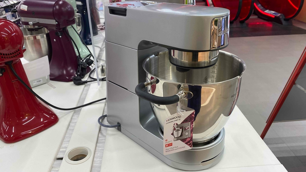 Getestete Küchenmaschine mit Kochfunktion mit silberner Schüssel.